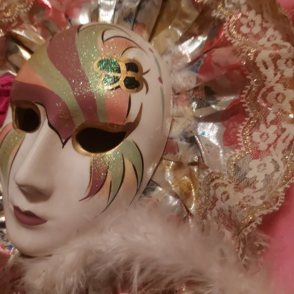 Venetian Mask with Feathers and Lace - Picture 2 of 3